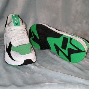 Puma sneakers. Never worn /2 free large t- shirts